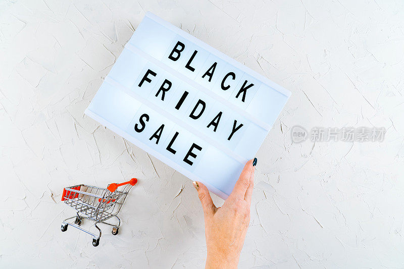 Top view of laptop, black friday promotion sale words on lightbox, gift boxes, laptop，购物车和袋子，credit bank card on table。网上购物，销售，网上购物，订购，支付的概念